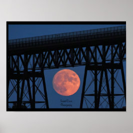 Maan stijgt onder loopbrug poster