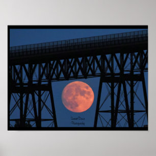 Maan stijgt onder loopbrug poster
