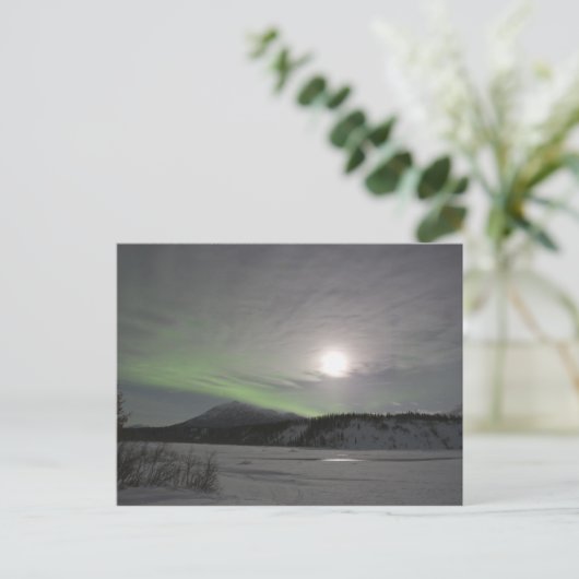 Maan stijgt over gordijn van groene aurora boreali briefkaart (Staand voorkant)