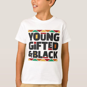 Maand Afrikaanse Ameri met jonge geschenken en zwa T-shirt