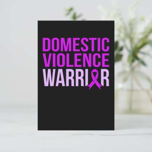 Maand voor bewustmaking van huiselijk geweld bij a RSVP kaartje (Staand voorkant)