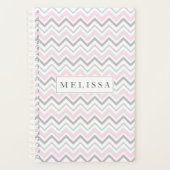 Maandelijkse weekplanning roze en grijze Chevron P Planner (Voorkant)