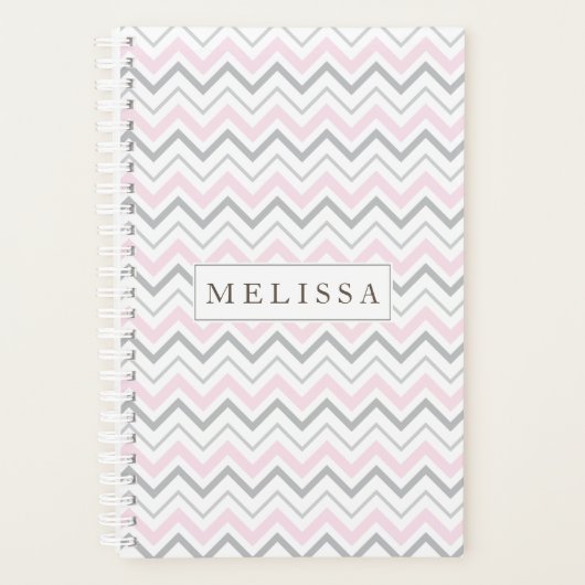 Maandelijkse weekplanning roze en grijze Chevron P Planner (Voorkant)
