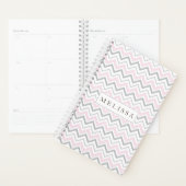 Maandelijkse weekplanning roze en grijze Chevron P Planner (Display)
