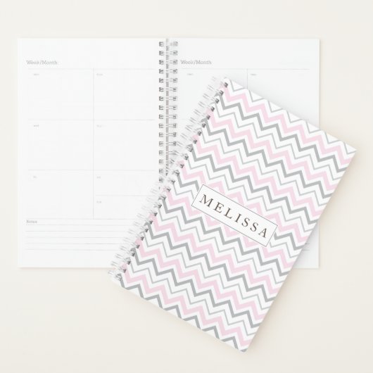 Maandelijkse weekplanning roze en grijze Chevron P Planner (Display)