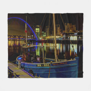 Maanlichte hemel boven de rivier de Tyne in Newcas Fleece Deken