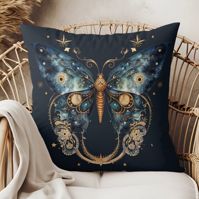 Maanmot - Hemelse Witchmas-werpkussen Kussen (Lunar Moth - Celestial Witchmas Throw Pillow in a boho rattan armchair.)