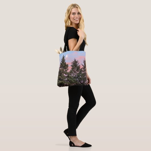 Maansopkomst bij zonsondergang met roze wolken tote bag (Op model)