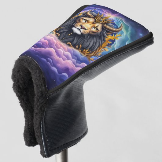 Maanverlichte Bewakers – Kosmische leeuw. Golfheadcover (3/4 voorkant)