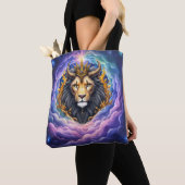 Maanverlichte Bewakers – Kosmische leeuw. Tote Bag (Dichtbij)