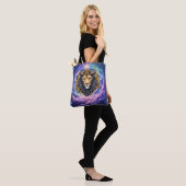 Maanverlichte Bewakers – Kosmische leeuw. Tote Bag (Op model)