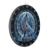 Maanverlichte Kristalvos – Bewaker van Stille Drom Dartbord (Voorkant Links)