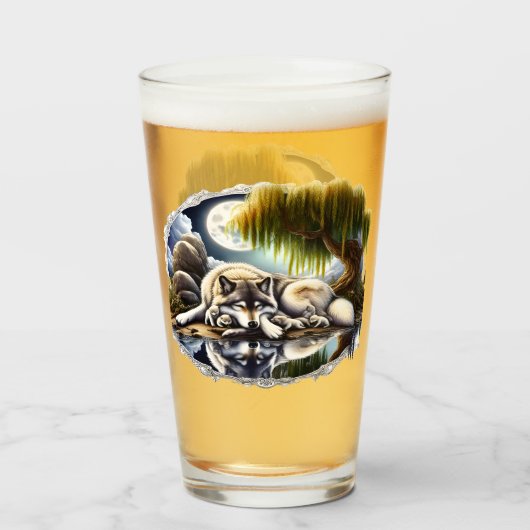 Maanverlichte sereniteit een sluimerende wolf glas (Voorkant gevuld)