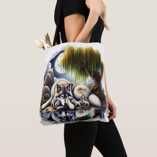 Maanverlichte sereniteit een sluimerende wolf tote bag (Dichtbij)