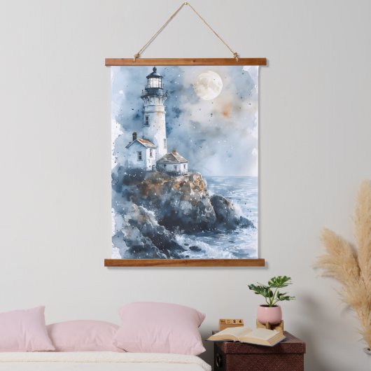 Maanverlichte Vuurtoren op Rotsachtige Kustlijn Hangend Wandkleed (Slaapkamer)