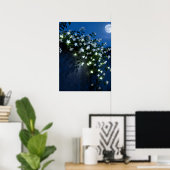 Maanverlichte Witte Bloemen Wingerd Kunst Poster (Thuiskantoor)