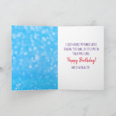 Maapje zingt een gelukkige verjaardag en wast hand kaart (Binnen)