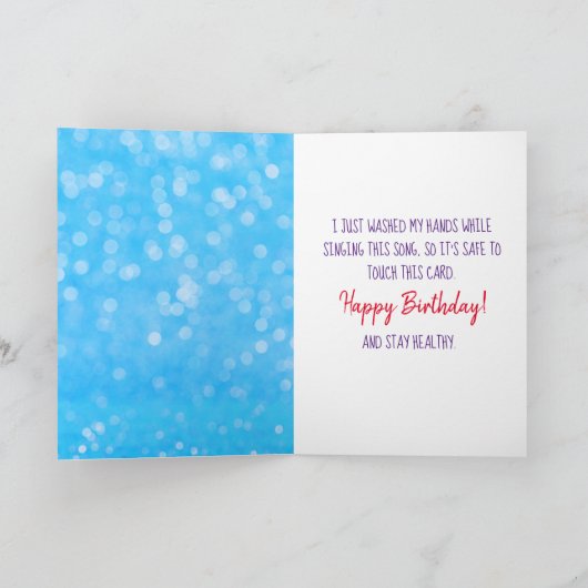 Maapje zingt een gelukkige verjaardag en wast hand kaart (Binnen)