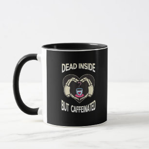 Maar cafeïnehoudende koffie skelet handen hart mok