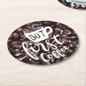 Maar de eerste koffie citeert witte Typografie Bee Ronde Kartonnen Onderzetter (Gebogen)