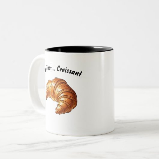 Maar eerst.. Croissant – Witty Breakfast Mok (Voorkant links)
