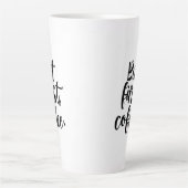 Maar eerst koffie | Chic Modern Schrift Typografie Latte Mok (Voorkant)