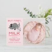 Maar Eerst Melk Grappige Kat Foto Geboorte Aankondiging (Staand voorkant)