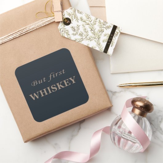 Maar eerst whisky grappige alcohol citaten vierkante sticker (Geschenken)