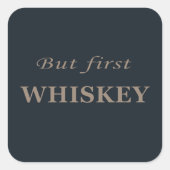 Maar eerst whisky grappige alcohol citaten vierkante sticker (Voorkant)