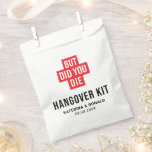 Maar heb je die weddenschap met Hangover Recovery  Bedankzakje<br><div class="desc">Eenvoudig bruiloft Hangover Recovery Kit. Voeg een leuke kleur en unieke stijl toe aan je bruiloft of vrijgezellenfeest. Een vrijgezellenfeest-gunsttas is een geweldige aanvulling op partijplanning. Deze unieke tassen zullen gemakkelijk als geschenk worden gebruikt en kunnen als een mooie decoratie dienen op je trouwreceptie of vrijgezellenfeest. Het perfecte hoopje voor...</div>