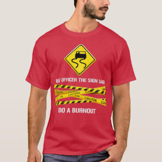 Maar officier het bord zegt dat je een rare auto m t-shirt