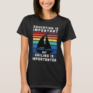 Maar zeilen is belangrijker - Zeilboot zeilen vare T-shirt