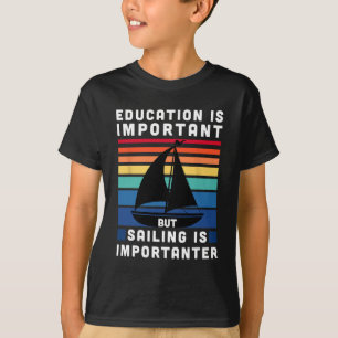 Maar zeilen is belangrijker - Zeilboot zeilen vare T-shirt