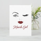 Maart Meisje Ogen Schattige Rode Lippen Wink Verja Feestdagenkaart (Staand voorkant)