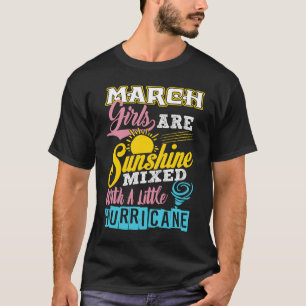 Maart-meisjes zijn zonneschijn vermengd met een kl t-shirt