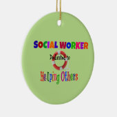 Maatschappelijk werker toegewijd aan het helpen va keramisch ornament (Rechts)