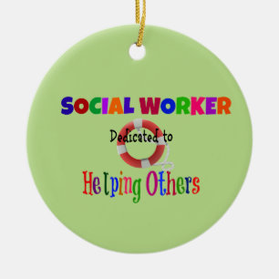 Maatschappelijk werker toegewijd aan het helpen va keramisch ornament
