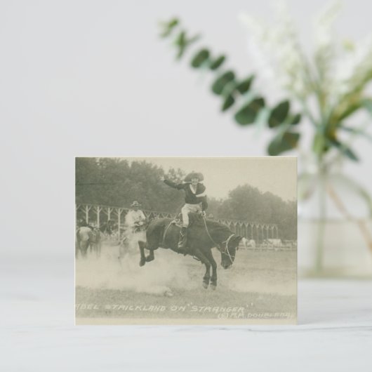 Mabel Strickland op Stranger. Briefkaart (Staand voorkant)