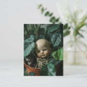 Macabre Doll and Bones in a Plant Briefkaart (Staand voorkant)