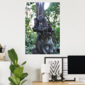 Macaques op een Bull...Statue Poster (Thuiskantoor)