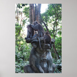 Macaques op een Bull...Statue Poster