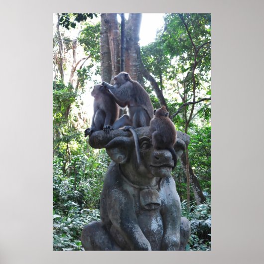 Macaques op een Bull...Statue Poster (Voorkant)