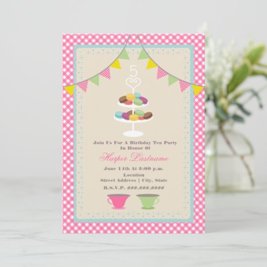 Macaron Birthday Tea Party Invitation roze Gingham Kaart (Staand voorkant)