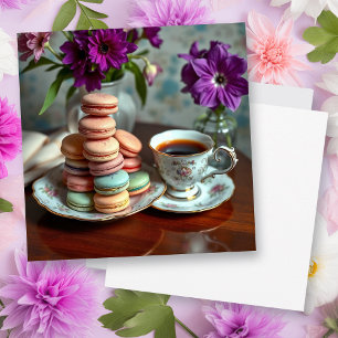 Macaron, koffie en vaas met paarse bloemen kaart