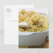 Macaroni-kaas in een bakschaal met hout briefkaart (Voorkant / Achterkant)