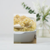 Macaroni-kaas in een bakschaal met hout briefkaart (Staand voorkant)