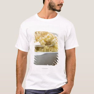 Macaroni-kaas in een bakschaal met hout t-shirt