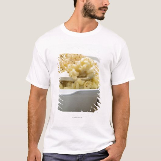 Macaroni-kaas in een bakschaal met hout t-shirt (Voorkant)