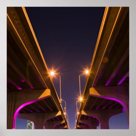 MacArthur Causeway, onderaan gezien bij schemering Poster (Voorkant)