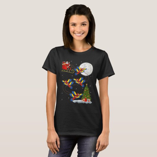 Macaw Parrots Santa Sleigh Flying Funny Magical Ch T-shirt (Voorkant volledig)